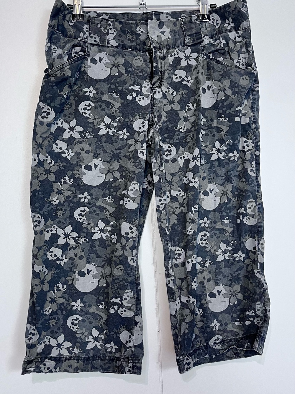 Women’s Skull Floral Capri Pants Gray Gothic Punk Cropped Size 12